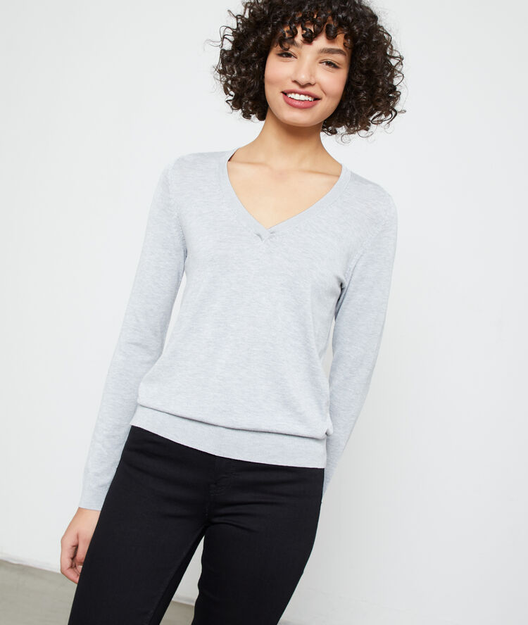 Pull col v en maille fine gris chine clair.