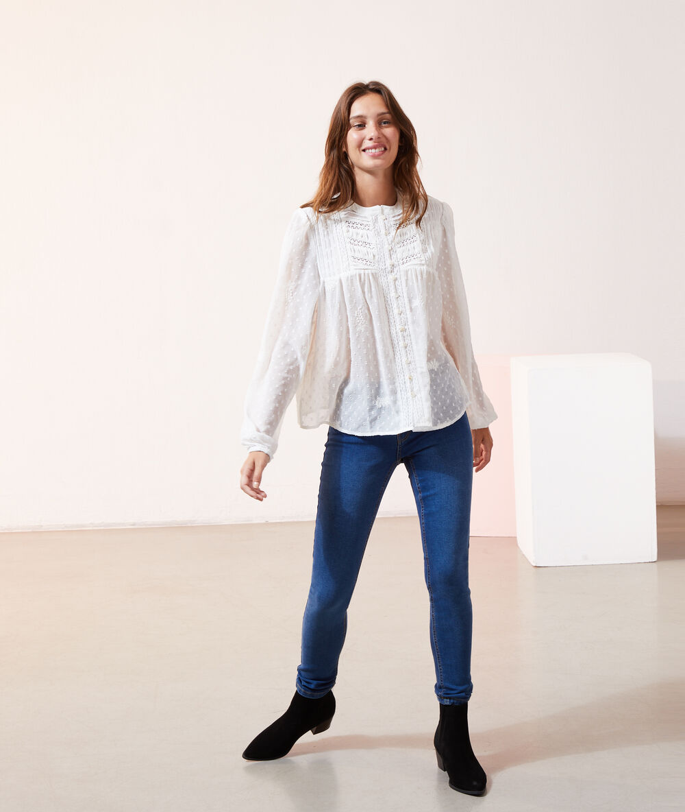 Blouse en plumetis ecru.