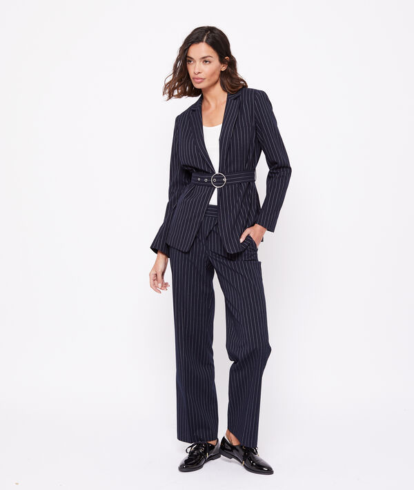 Veste de tailleur ceinturée à rayures marine.