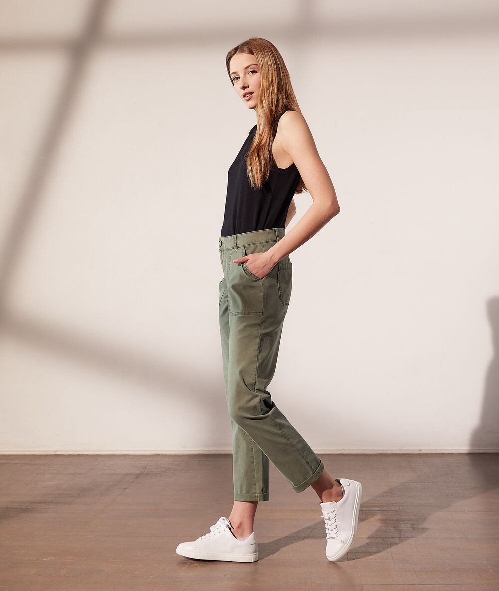 Pantalon cargo kaki fonce.