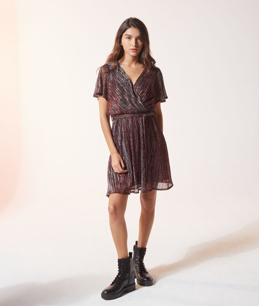 Robe cache-cœur à fils métallisés cerise.