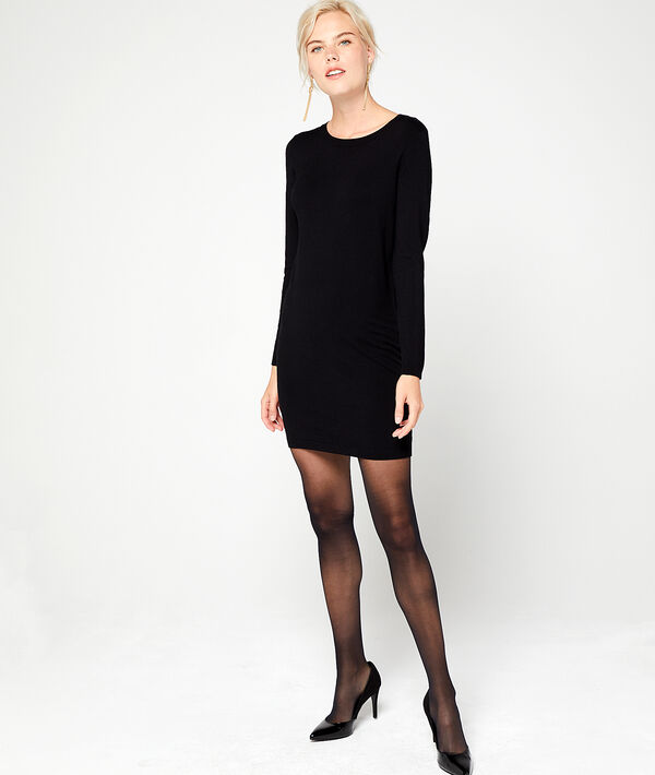 Robe pull noir.