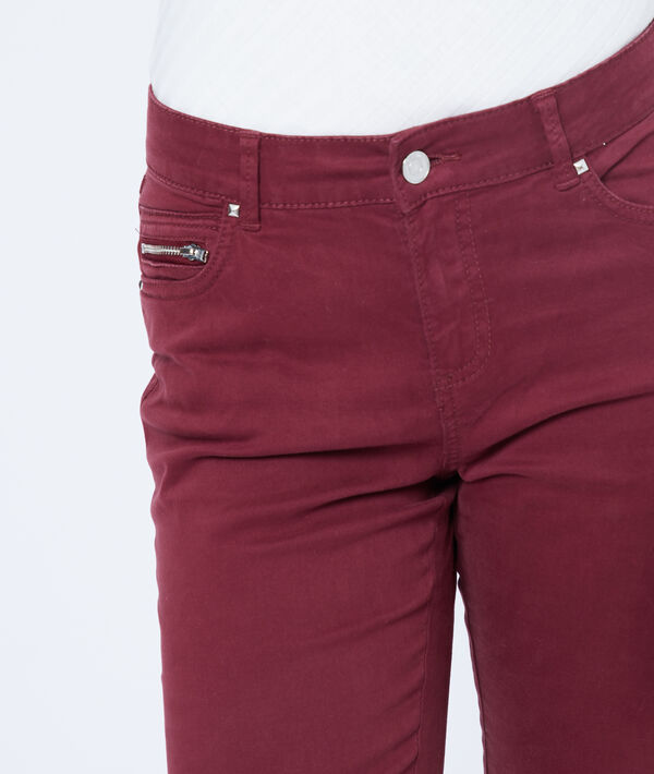 Pantalon slim bordeaux.