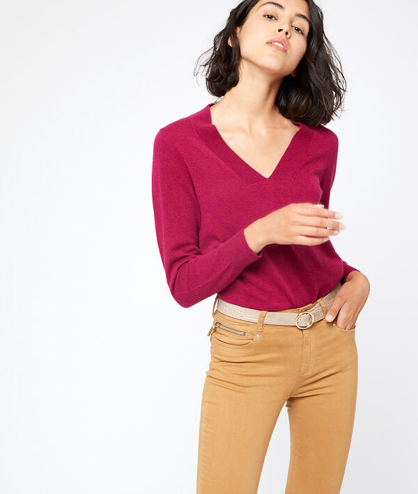 Pull col v en cachemire pourpre.