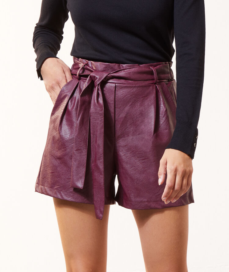 Short ceinturé effet cuir bordeaux.