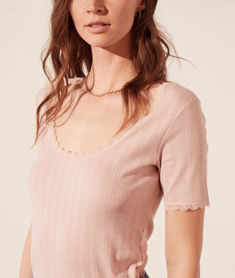 T-shirt pointelle en coton bio détails en dentelle blush.
