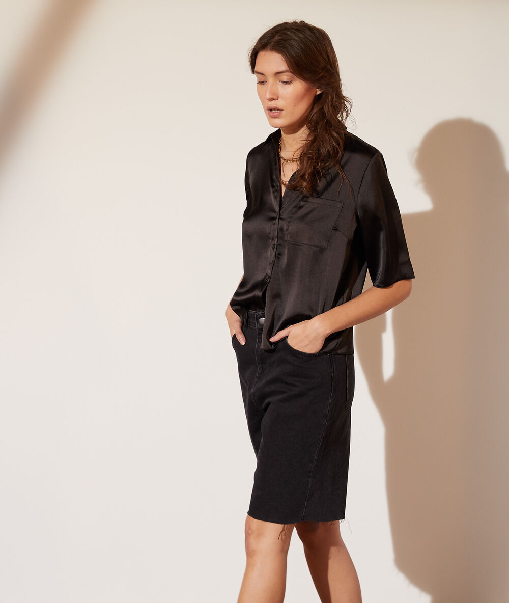 Chemise satinée noir.