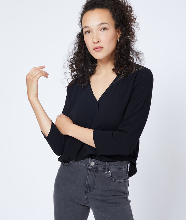 Blouse boutonnée à guipure noir.