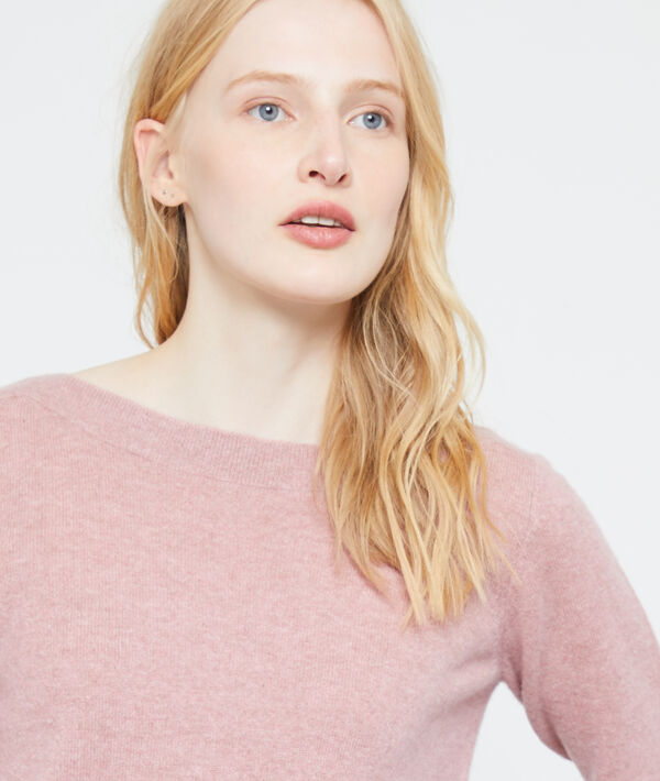 Pull col bateau en cachemire vieux rose.