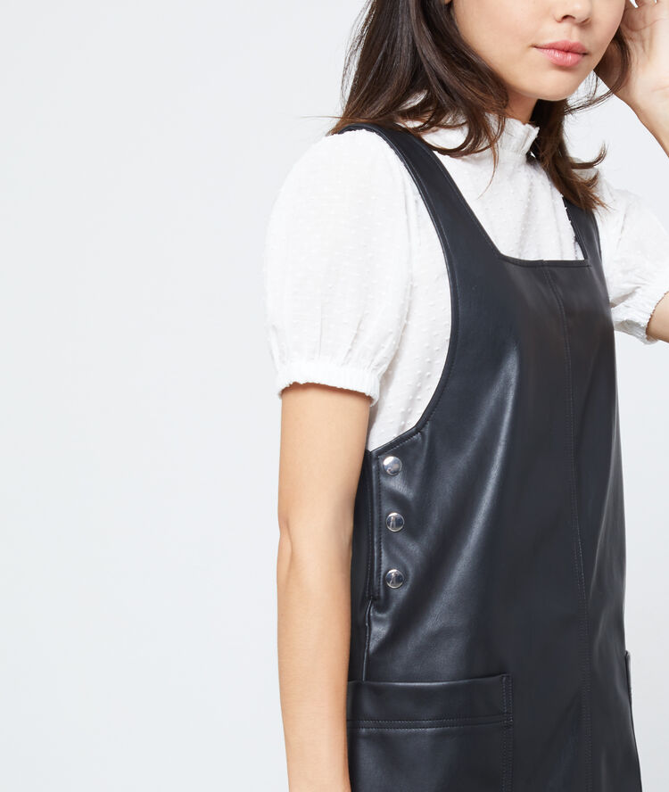 Robe salopette en similicuir noir.