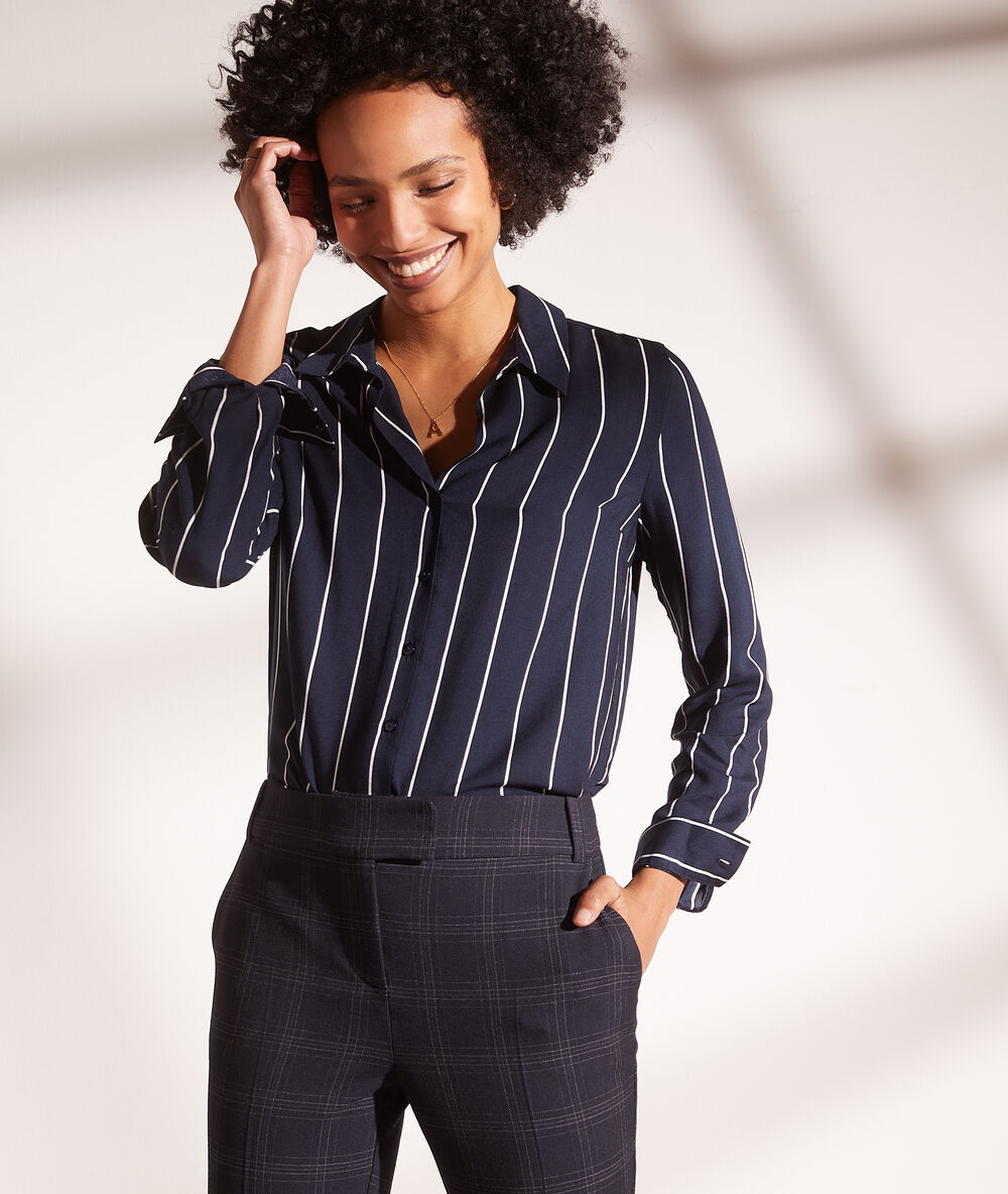 Chemise rayée marine.
