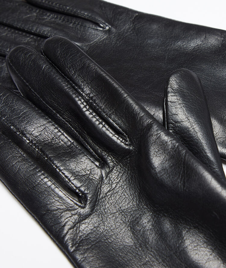Gants en cuir noir.