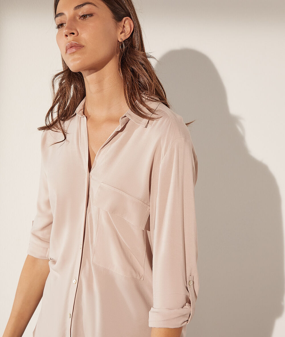 Chemise avec poche beige rose.