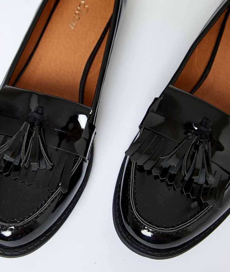 Mocassins vernis à pompons noir.