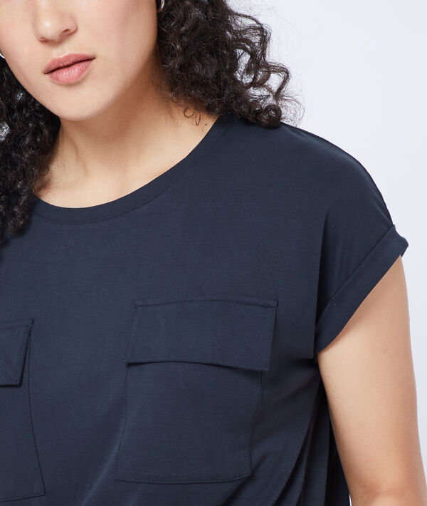 T-shirt à poches noir.
