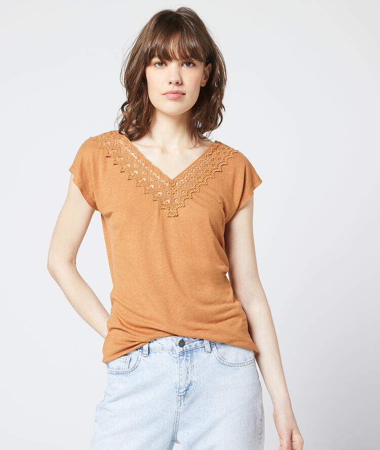 T-shirt à decolleté guipure orge.