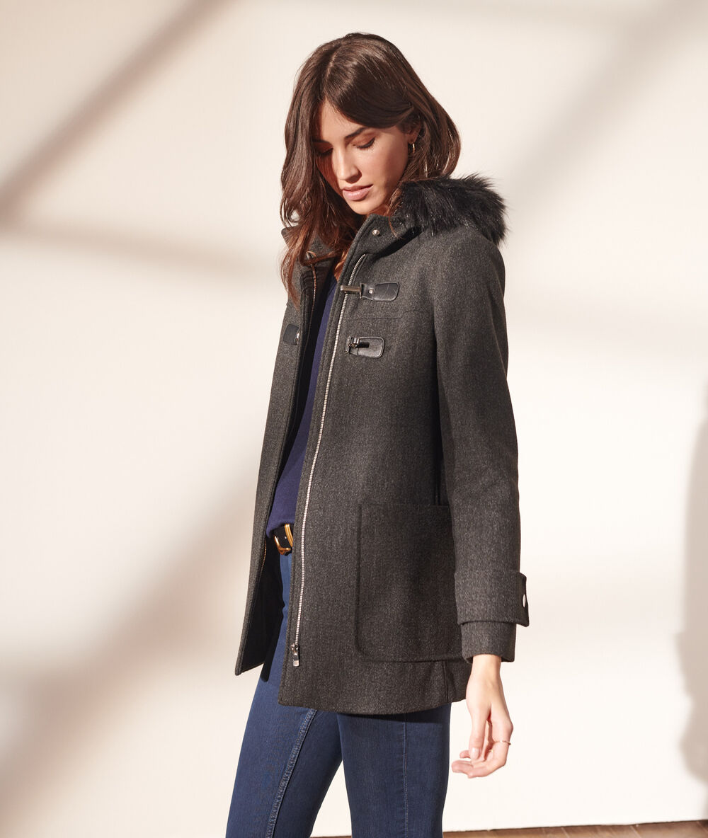 Manteau à capuche fourrure synthétique gris chine.
