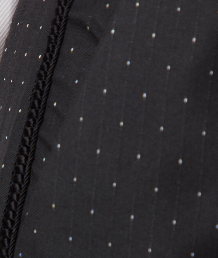 Pantalon cigarette à pois noir.