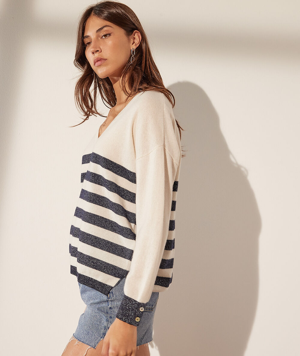 Pull col v en cachemire blanc.