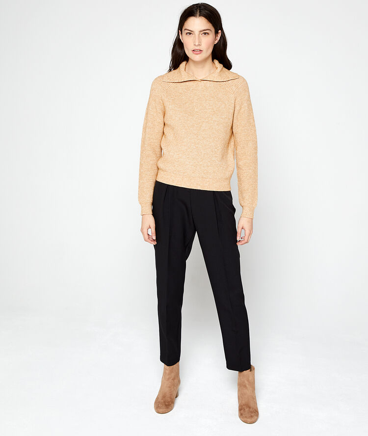 Pantalon carotte ceinturé noir.