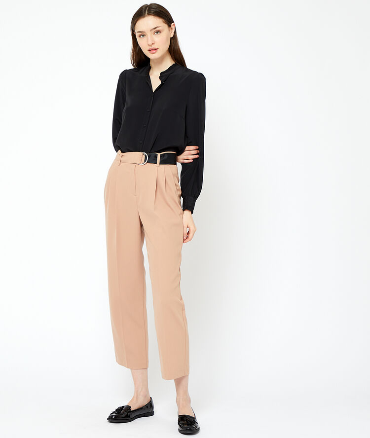 Pantalon carotte ceinturé camel.