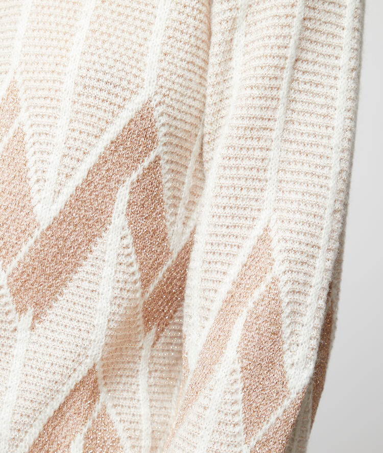 Pull jacquard à fils métallisés nude.