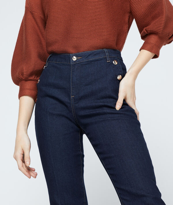 Jean flare détails boutons brut.