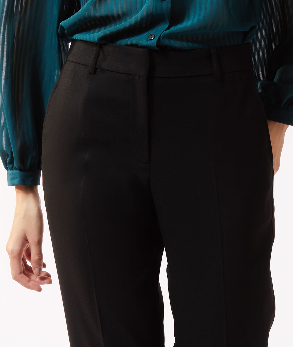 Pantalon à pince noir.