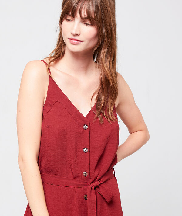 Robe fluide boutonnée et ceinturée bordeaux.