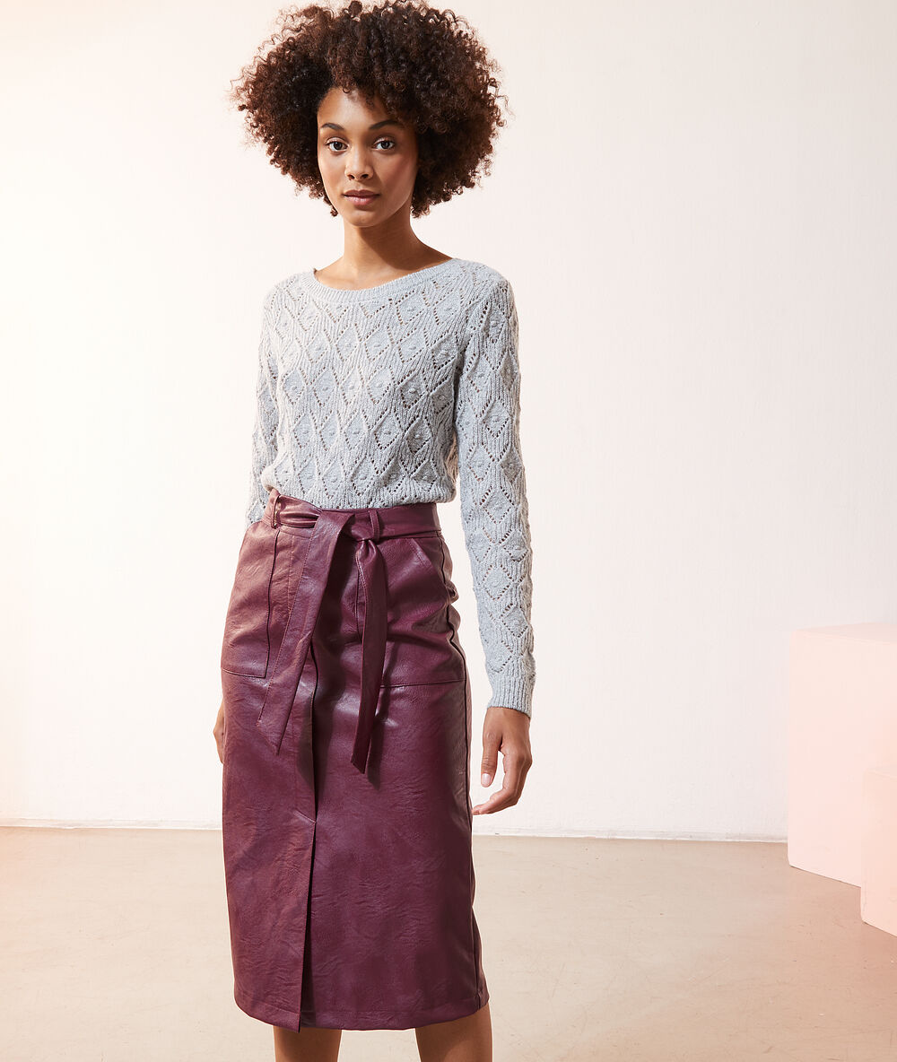 Jupe effet cuir ceinturée bordeaux.