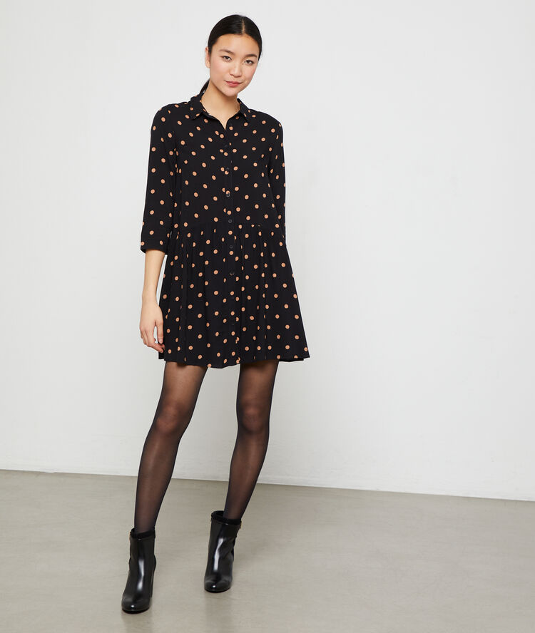 Robe chemise à pois noir.