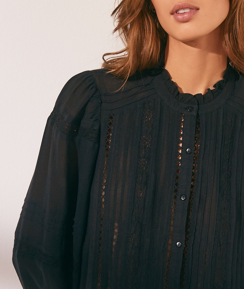 Chemise avec détails en dentelle noir.
