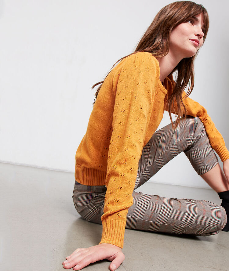 Pull en maille pointelle ocre.
