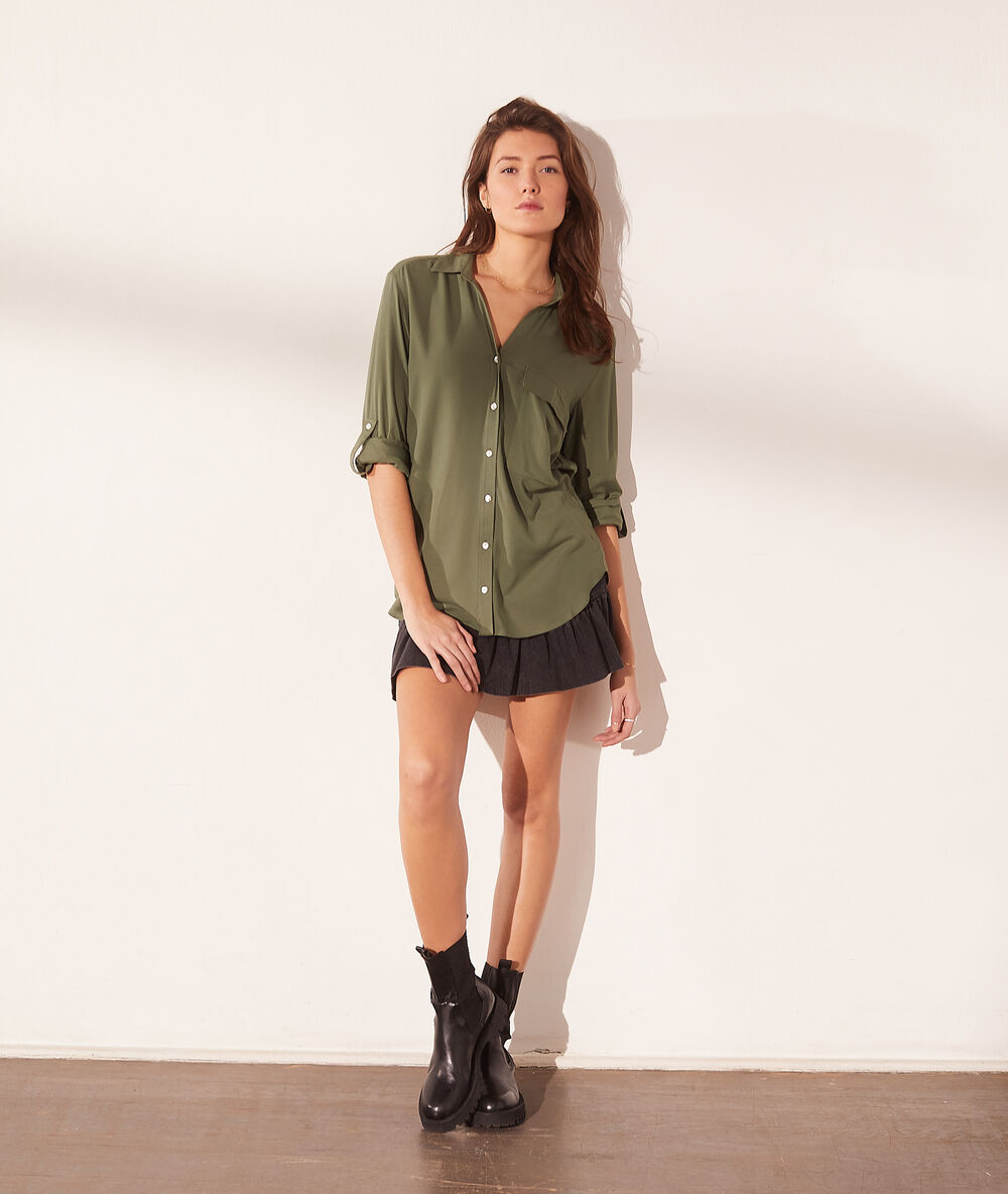 Chemise avec poche kaki fonce.