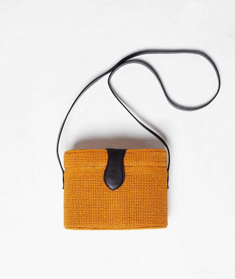 Sac rigide en raphia epice.