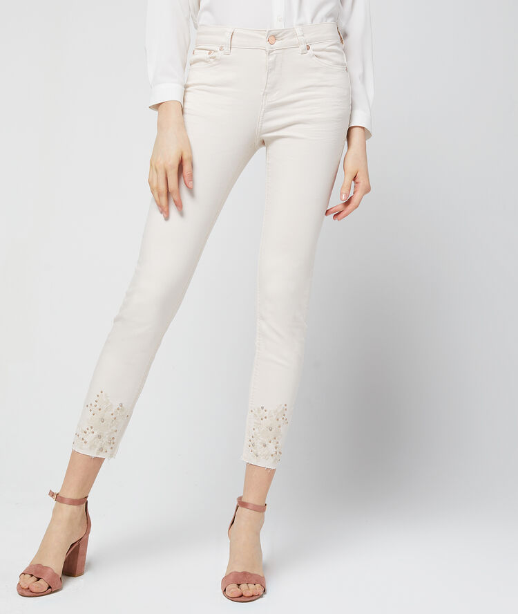Jean skinny à broderies et perles nude.
