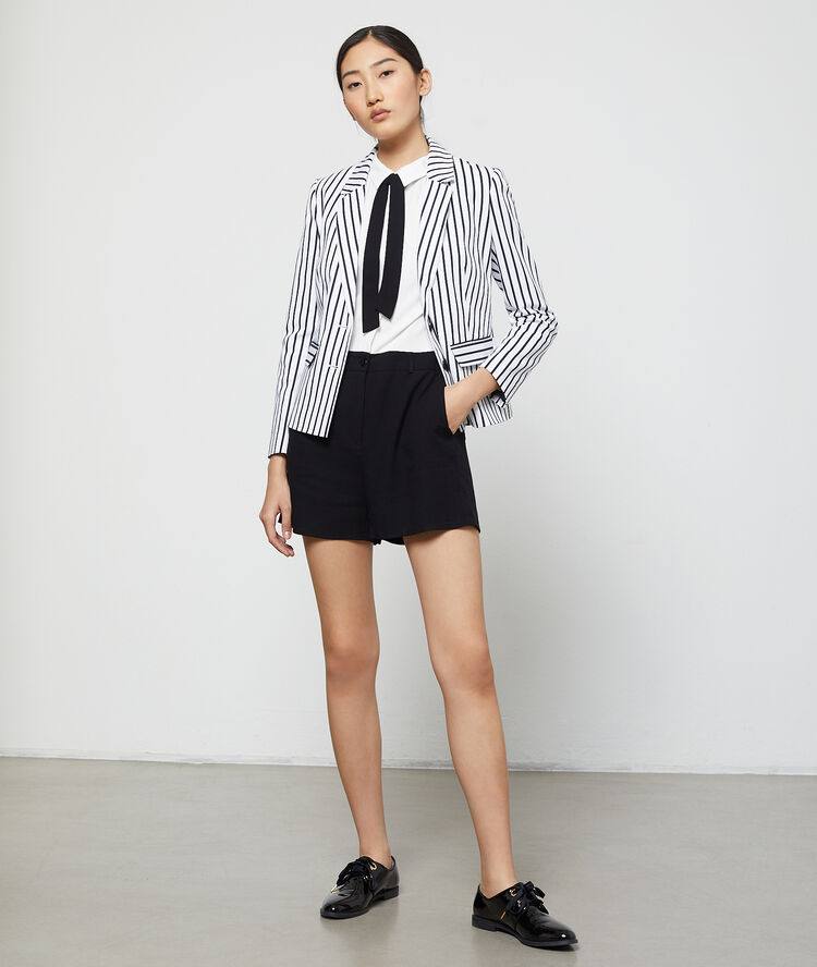 Veste de tailleur à rayures ecru.