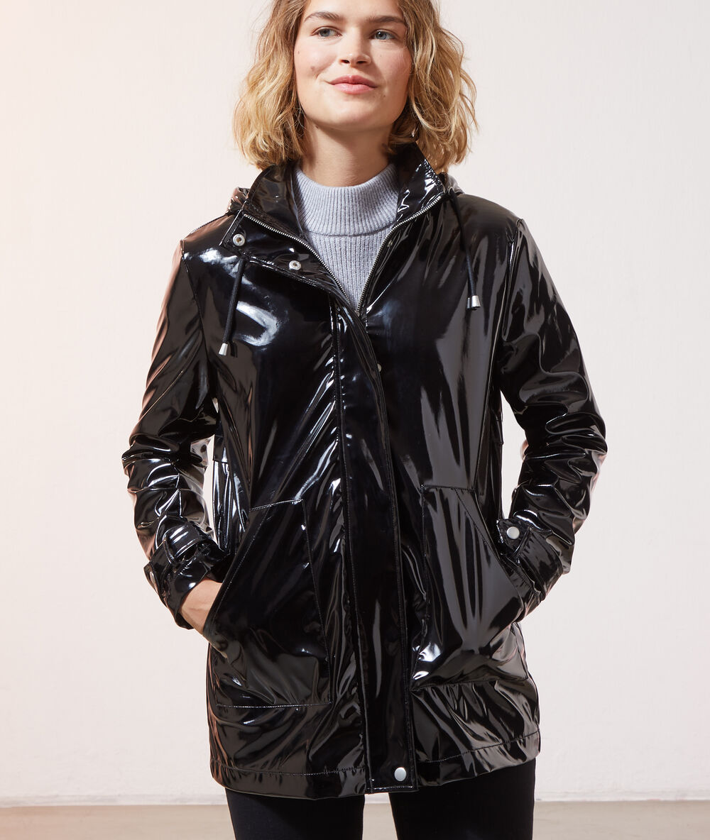 Imperméable effet vernis noir.