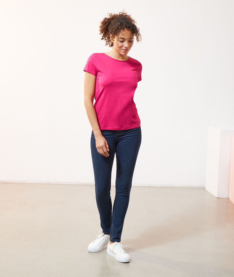 T-shirt col rond fuschia.