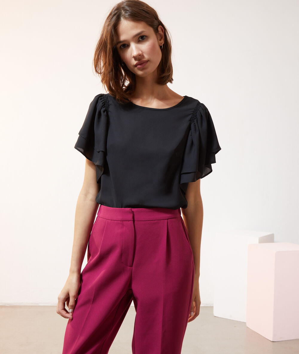 Blouse manches à volants noir.