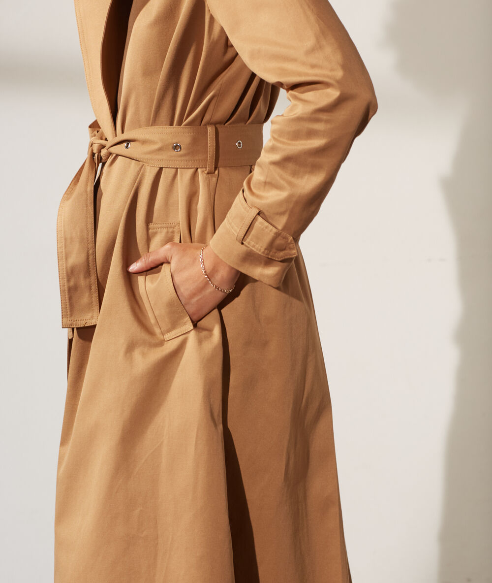 Trench avec ceinture camel.