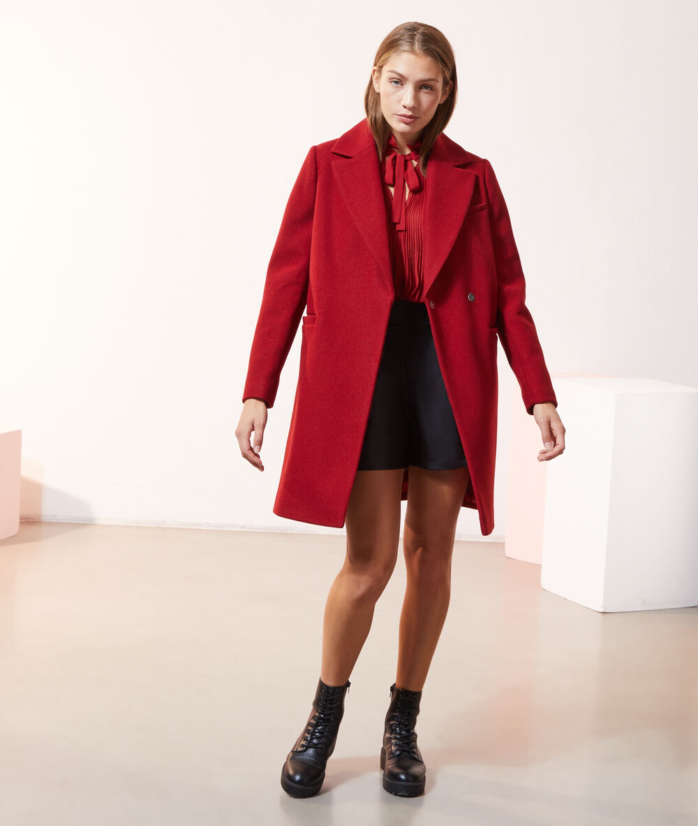 Manteau droit grenat.