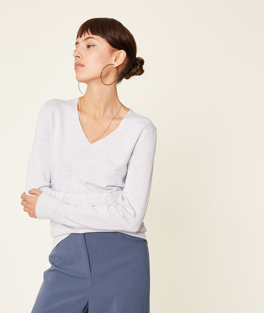 Pull col v gris chine clair.