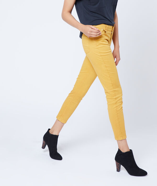 Pantalon slim court en coton ocre.