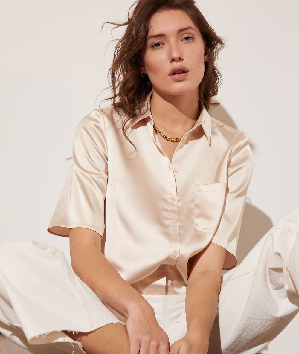 Chemise satinée ecru.
