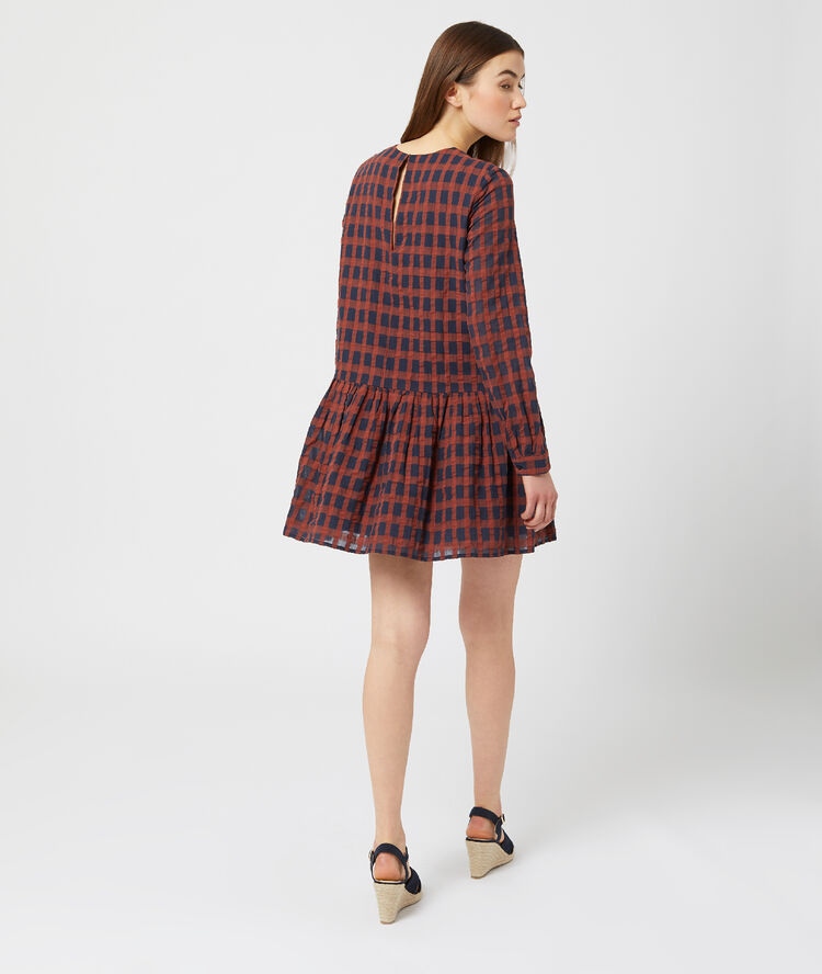 Robe à volants et carreaux marine.