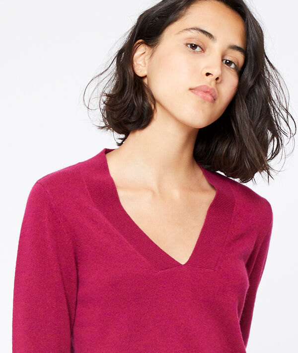 Pull col v en cachemire pourpre.