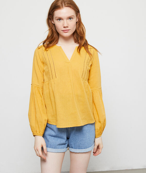 Blouse col v à guipure curry.