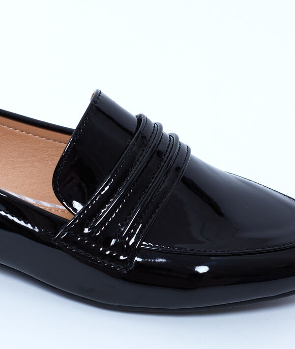 Mocassins vernis noir.