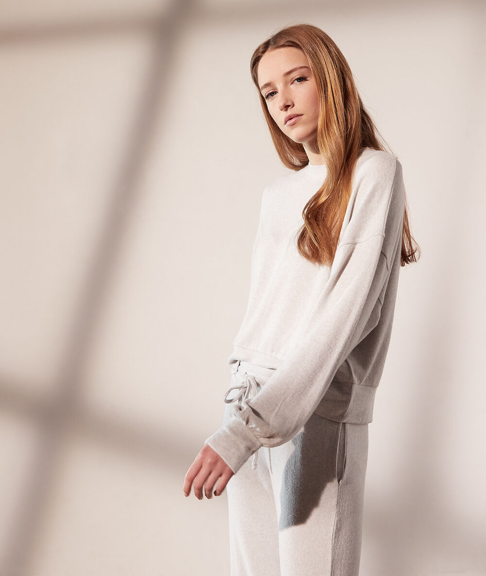 Sweat en maille ecru.